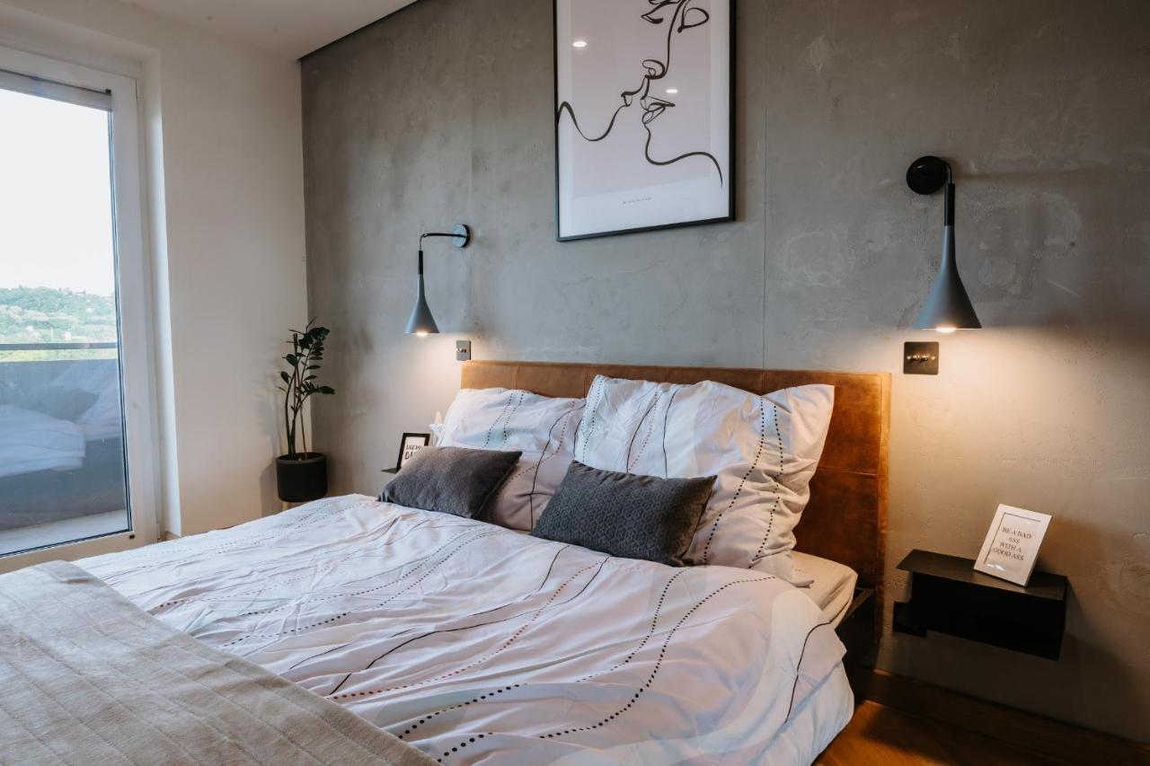 Minimalist Design Penthouse - Kosice Old Town Apartment ภายนอก รูปภาพ